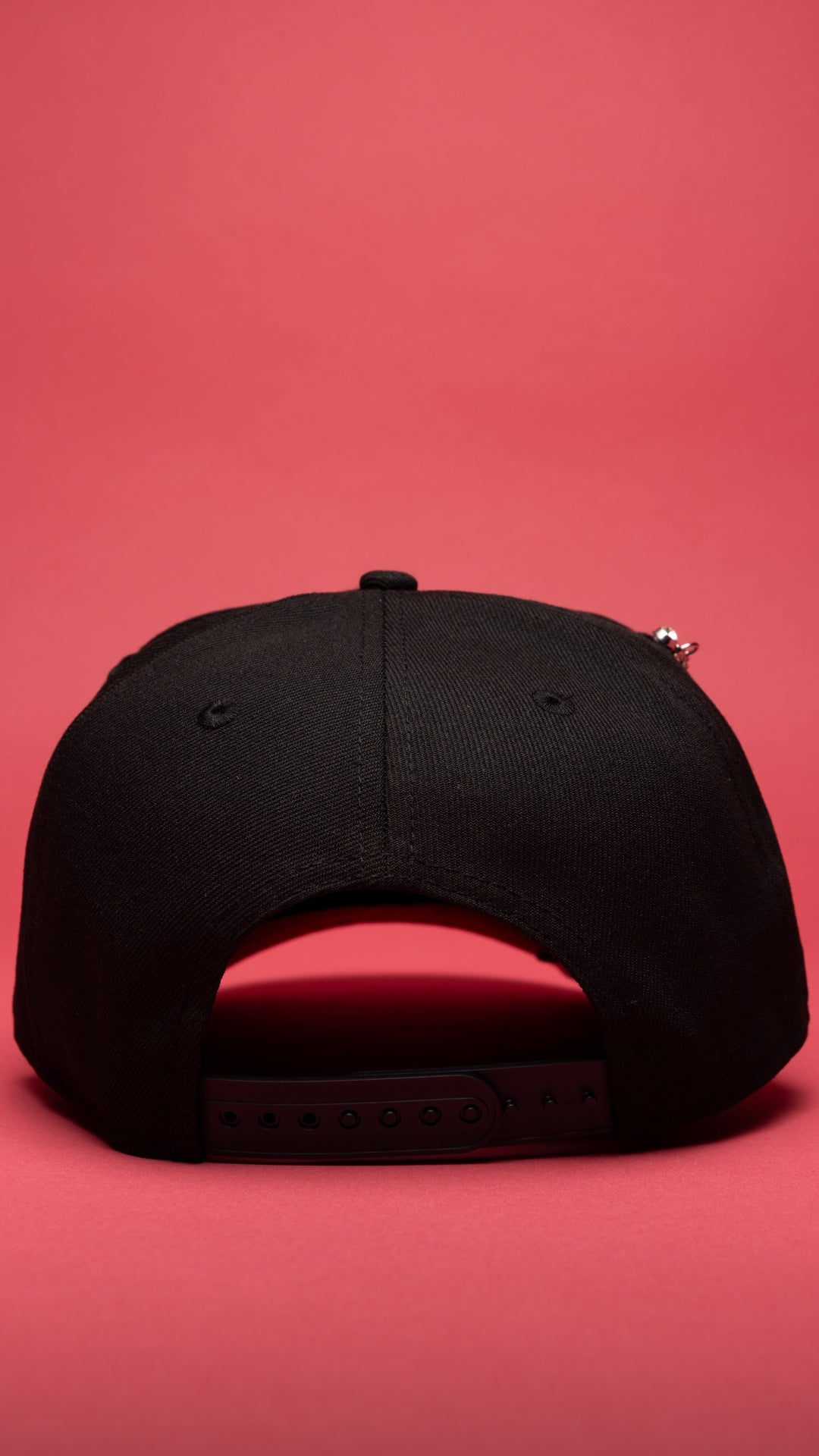 NEW ERA EXCLUSIVE 9FIFTY BLACKED OUT LOS ANGELES KINGS SCRIPT SNAPBACK W/ 25TH ANNIVERSARY SIDE PATCH