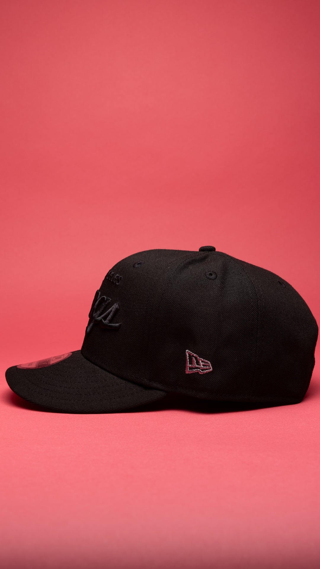 NEW ERA EXCLUSIVE 9FIFTY BLACKED OUT LOS ANGELES KINGS SCRIPT SNAPBACK W/ 25TH ANNIVERSARY SIDE PATCH