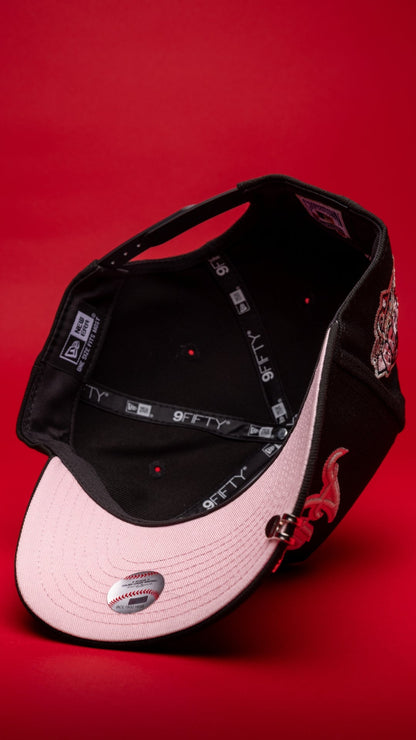 NEW ERA 9FIFTY A-FRAME BLACK ATLANTA BRAVES SCRIPT SNAPBACK W/ 1999 WORLD SERIES SIDE PATCH
