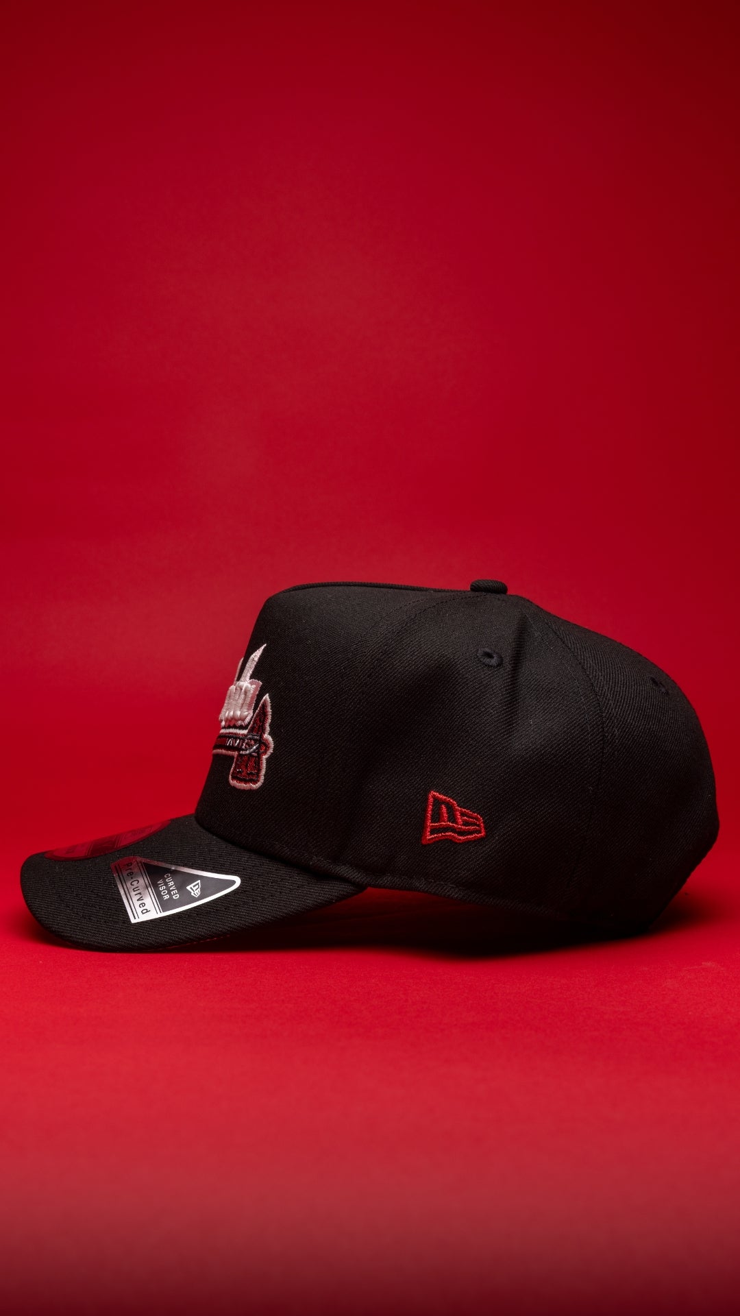 NEW ERA 9FIFTY A-FRAME BLACK ATLANTA BRAVES SCRIPT SNAPBACK W/ 1999 WORLD SERIES SIDE PATCH
