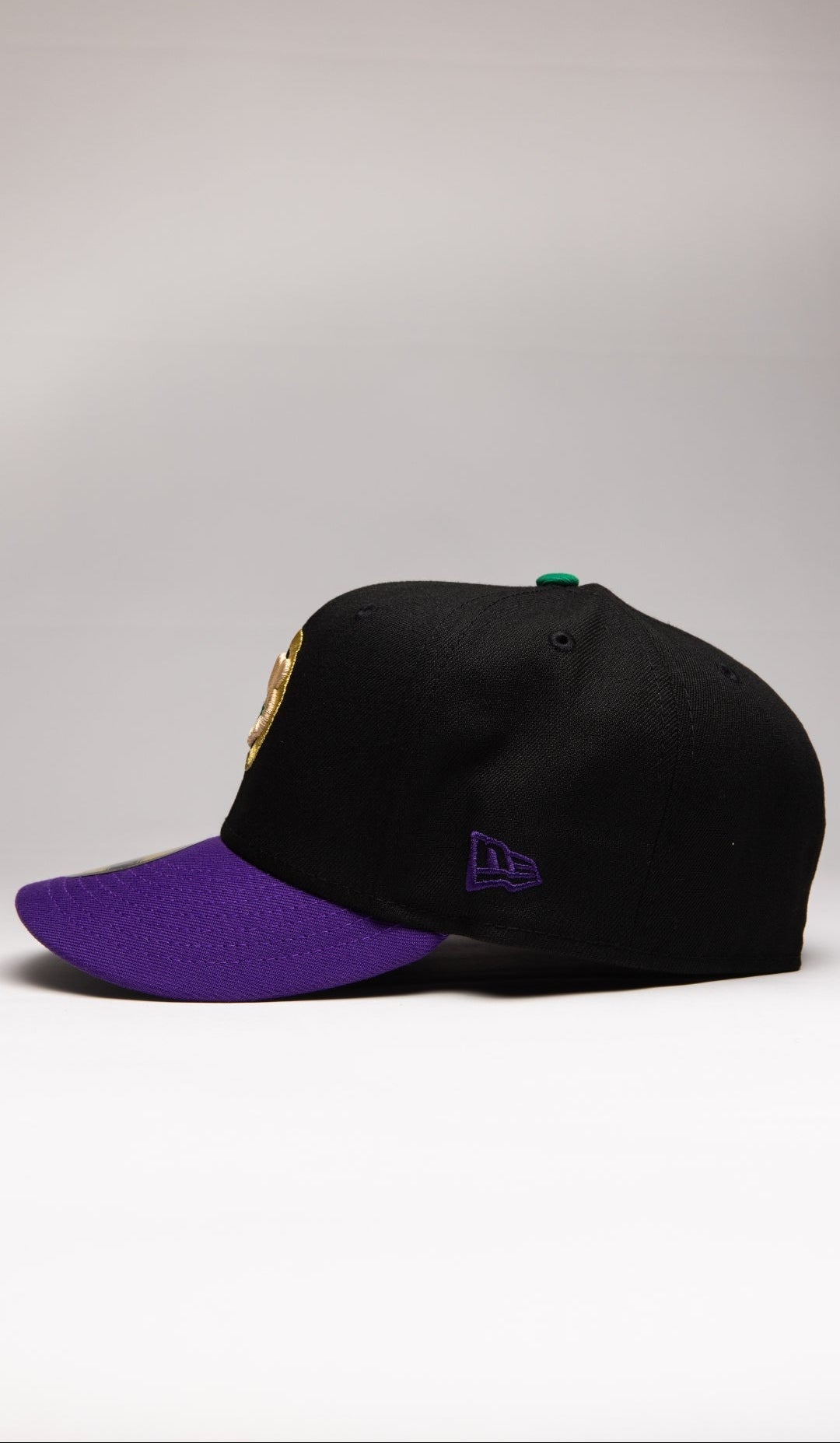 NEW ERA EXCLUSIVE 59FIFTY BLACK/PURPLE CHICAGO CUBS W/ TOKYO SERIES SIDE PATCH