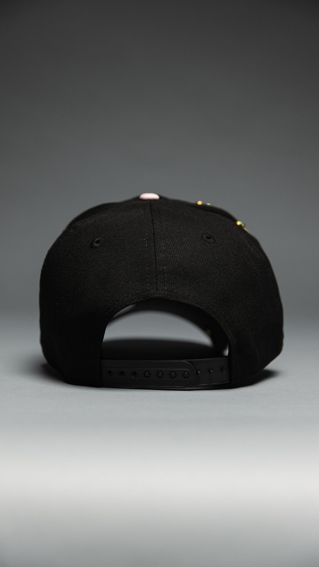 NEW ERA EXCLUSIVE 9FIFTY BLACK/PINK ATLANTA BRAVES SNAPBACK W/ 2000 ALL STAR GAME SIDE PATCH