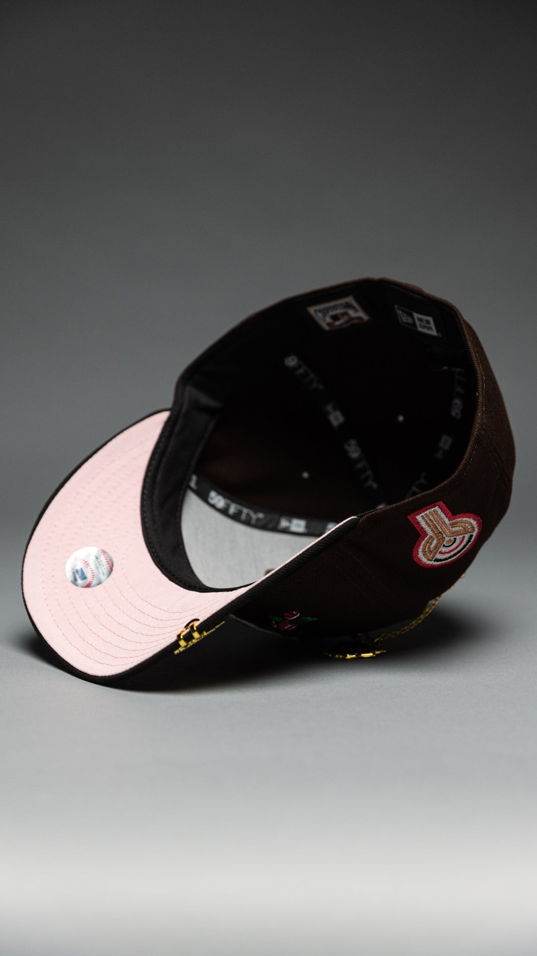 NEW ERA EXCLUSIVE 59FIFTY DARK BROWN/BLACK LOS ANGELES DODGERS W/ PINK ROSE + FERNANDO VALENZUELA SIDE PATCH