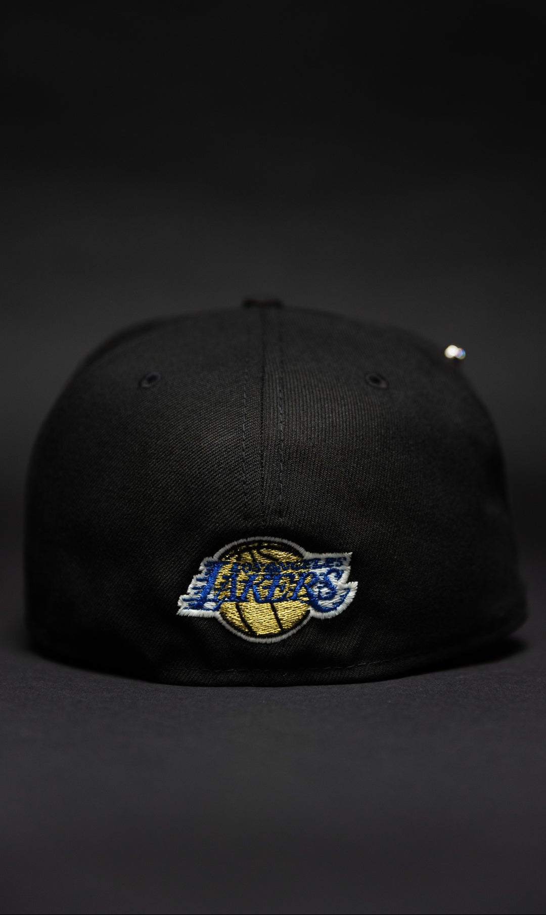NEW ERA EXCLUSIVE 59FIFTY BLACK LOS ANGELES LAKERS W/ 17X CHAMPIONS SIDE PATCH