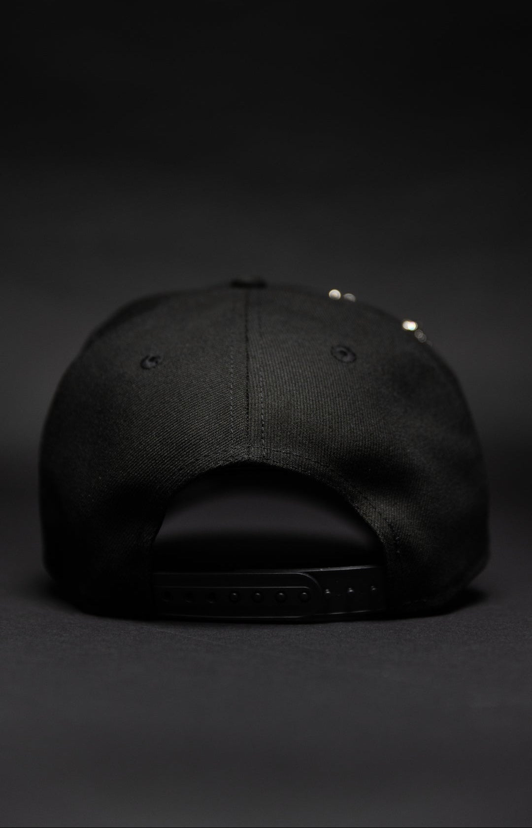 NEW ERA EXCLUSIVE 9FIFTY BLACKED OUT ATLANTA BRAVES SNAPBACK W/ PINK ROSE + 1999 WORLD SERIES SIDE PATCH