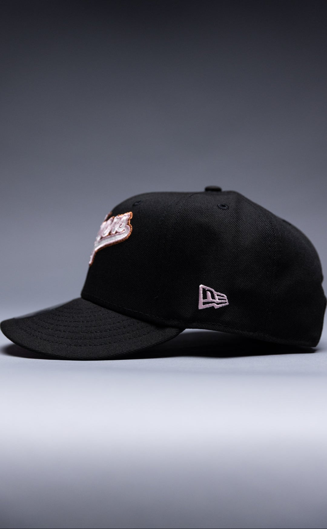 NEW ERA EXCLUSIVE 9FIFTY BLACK LOS ANGELES DODGERS SCRIPT SNAPBACK W/ 60TH ANNIVERSARY SIDE PATCH