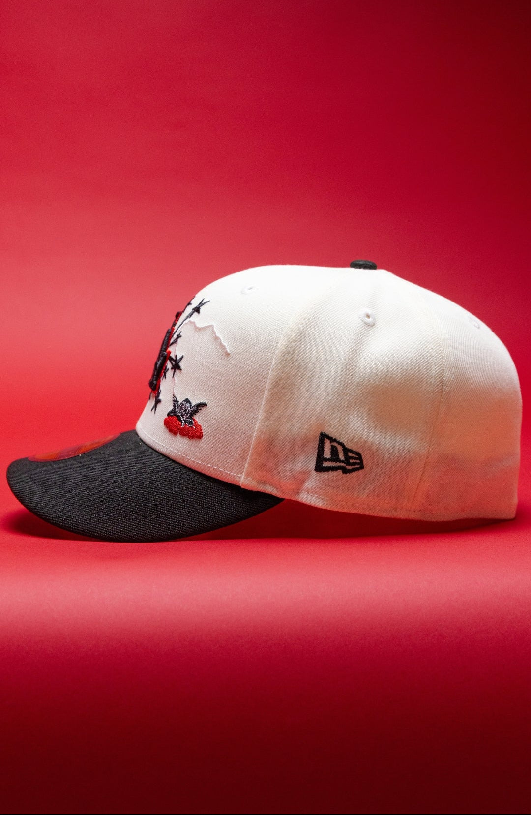 NEW ERA EXCLUSIVE 59FIFTY CHROME/BLACK LOS ANGELES DODGERS W/ EMBROIDERY + WORLD SERIES CHAMPIONS SIDE PATCH