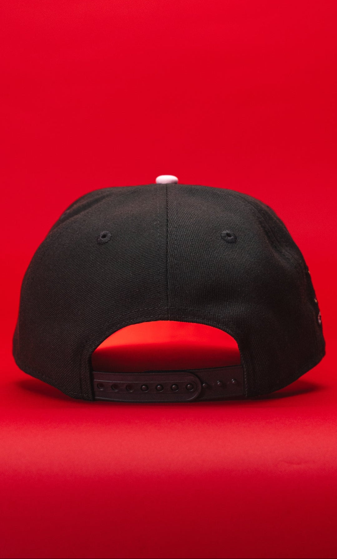 NEW ERA 9FIFTY A-FRAME BLACK/BURGUNDY NEW YORK YANKEES SNAPBACK W/ 2000 WORLD CHAPMIONS SIDE PATCH