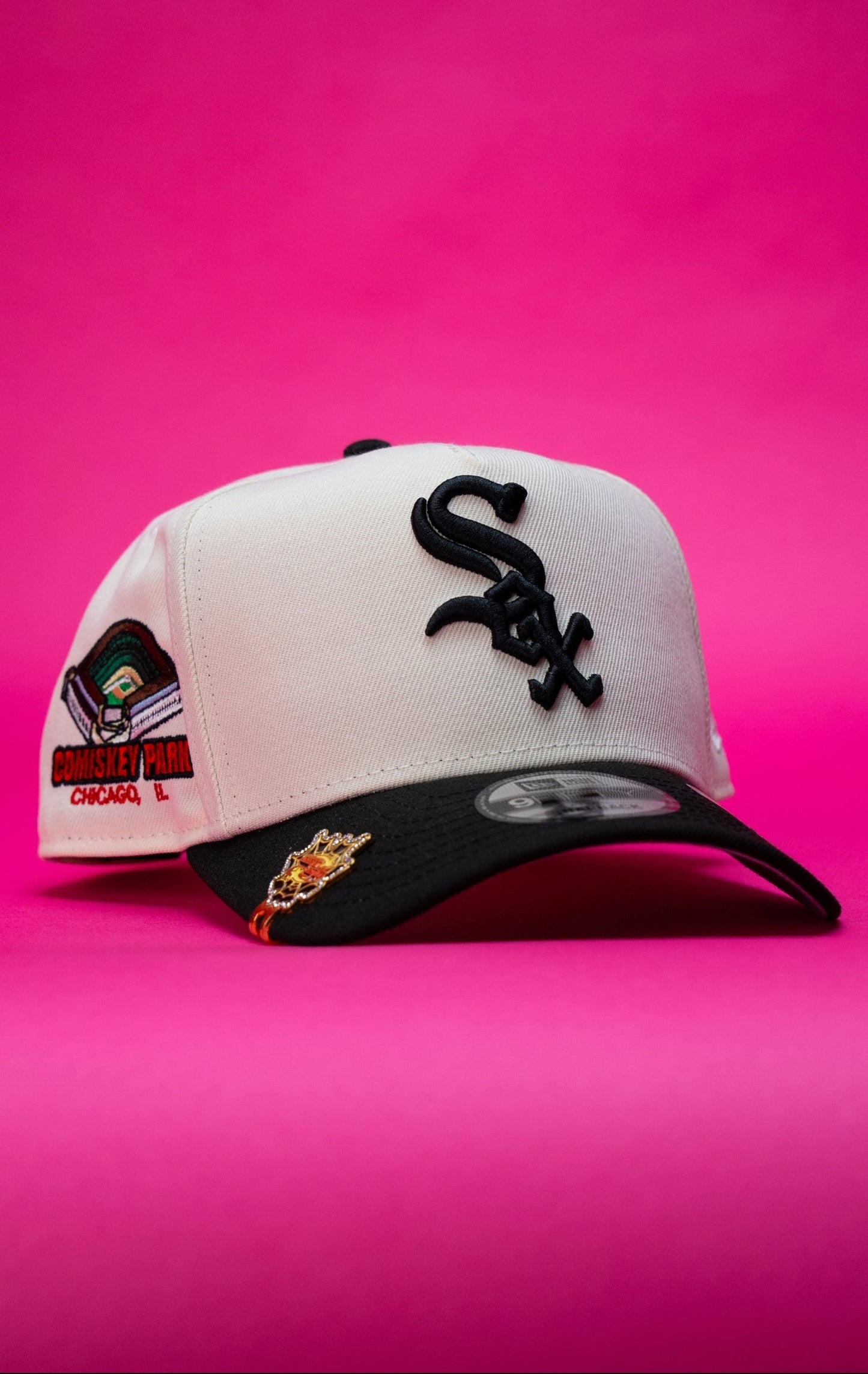 NEW ERA 9FIFTY A-FRAME CHROME/BLACK CHICAGO WHITE SOX SNAPBACK W/ COMISKEY PARK SIDE PATCH