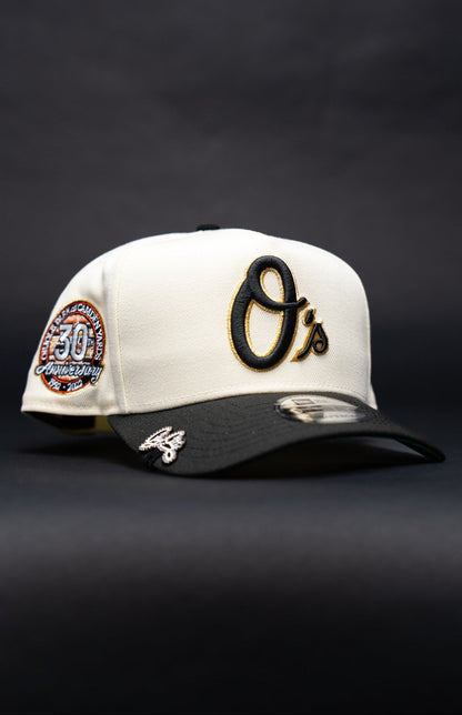 NEW ERA 9FIFTY A-FRAME CHROME/BLACK BALTIMORE ORIOLES W/ 30TH ANNIVERSARY SIDE PATCH