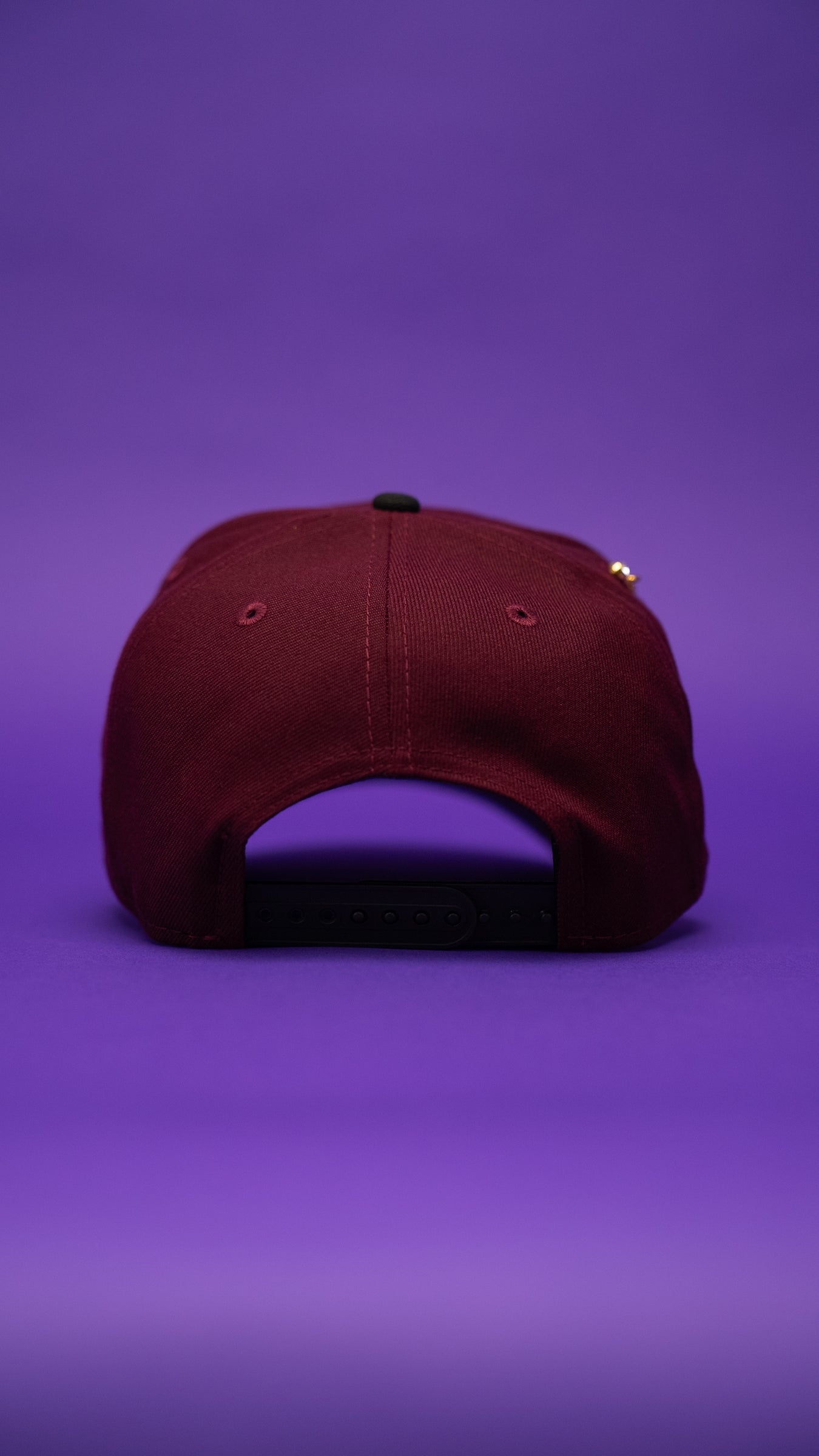 NEW ERA EXCLUSIVE 9FIFTY BURGUNDY/BLACK ATLANTA BRAVES SNAPBACK W/ 1999 WORLD SERIES SIDE PATCH
