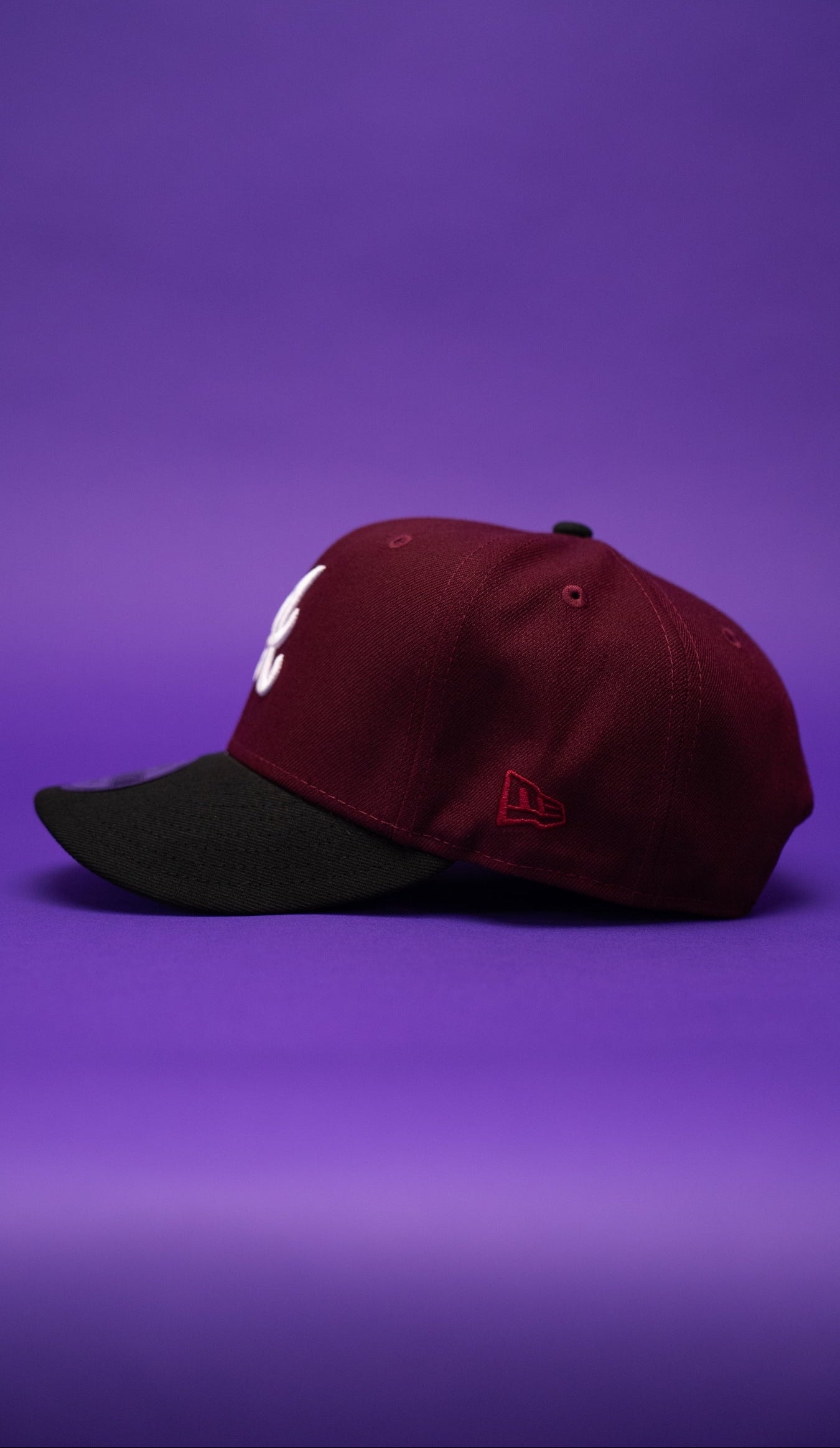 NEW ERA EXCLUSIVE 9FIFTY BURGUNDY/BLACK ATLANTA BRAVES SNAPBACK W/ 1999 WORLD SERIES SIDE PATCH
