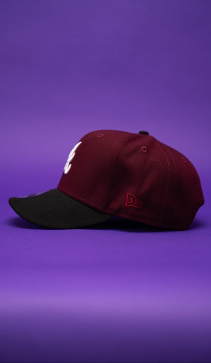 NEW ERA EXCLUSIVE 9FIFTY BURGUNDY/BLACK ATLANTA BRAVES SNAPBACK W/ 1999 WORLD SERIES SIDE PATCH