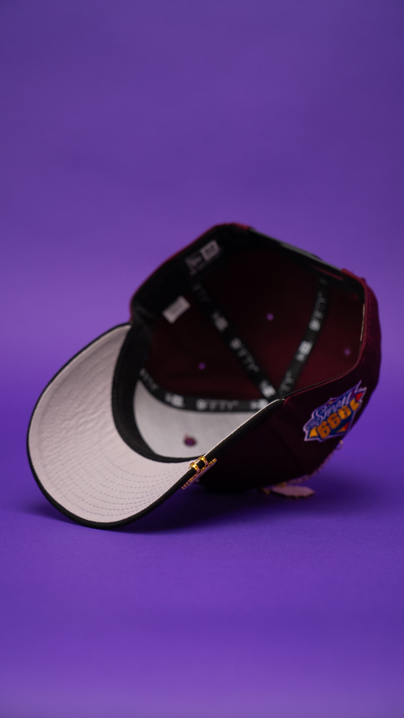 NEW ERA EXCLUSIVE 9FIFTY BURGUNDY/BLACK ATLANTA BRAVES SNAPBACK W/ 1999 WORLD SERIES SIDE PATCH
