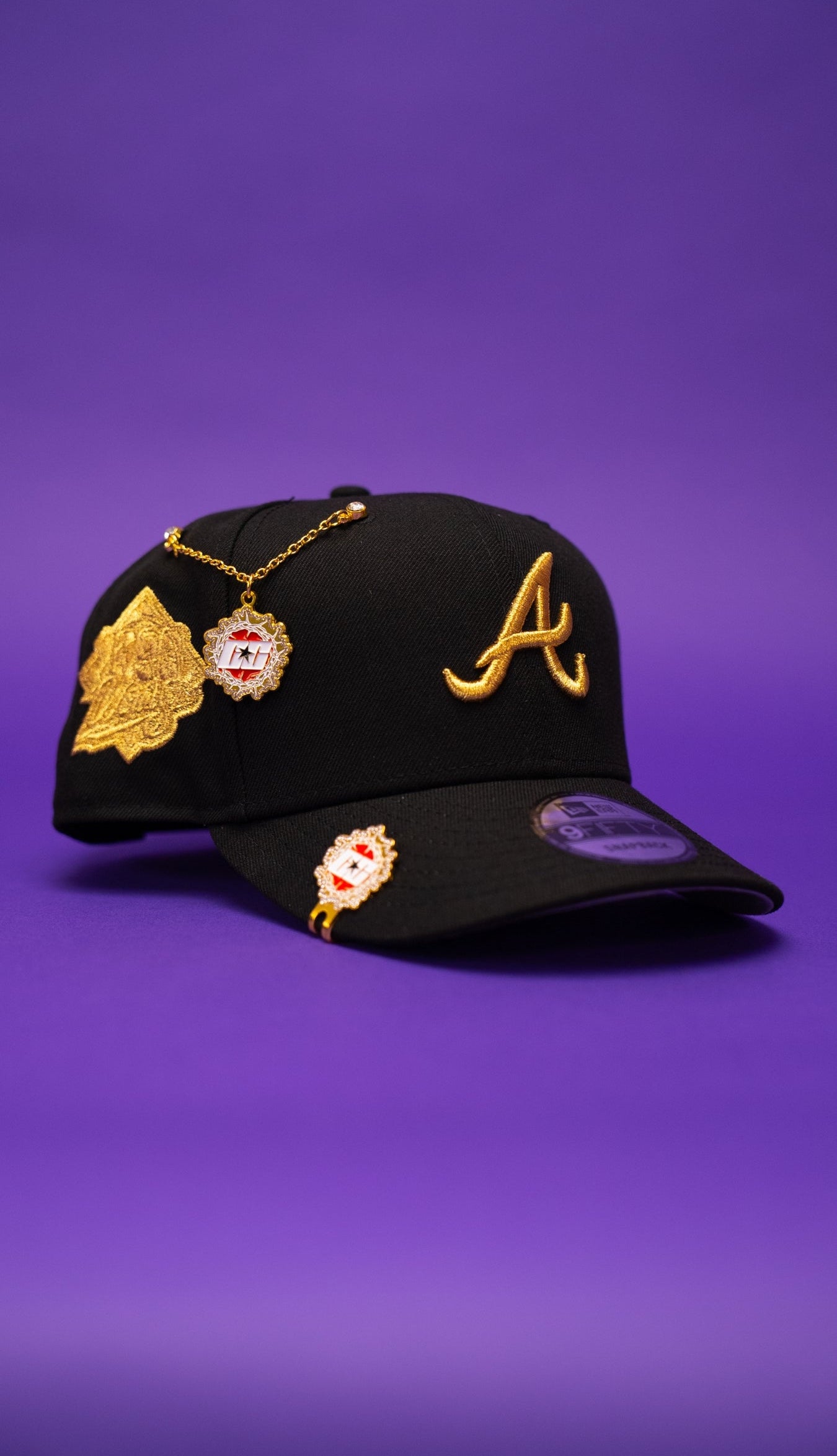 NEW ERA EXCLUSIVE 9FIFTY BLACK ATLANTA BRAVES SNAPBACK W/ 1999 WORLD SERIES SIDE PATCH