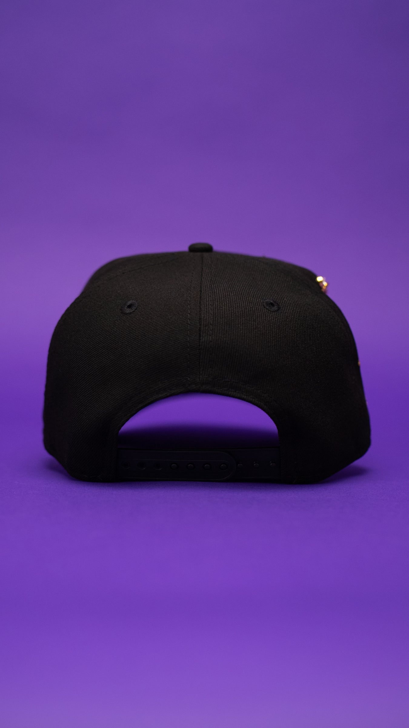 NEW ERA EXCLUSIVE 9FIFTY BLACK ATLANTA BRAVES SNAPBACK W/ 1999 WORLD SERIES SIDE PATCH
