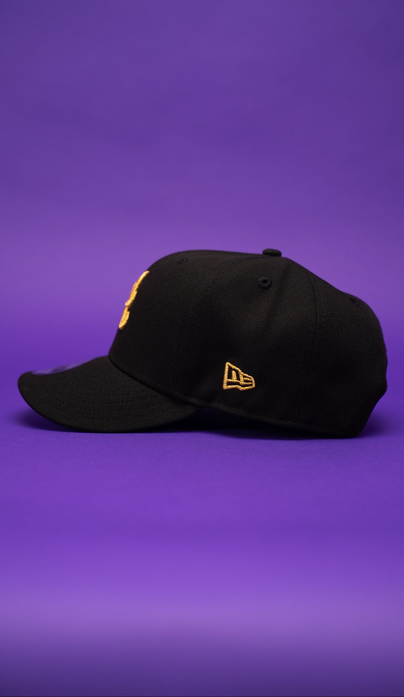 NEW ERA EXCLUSIVE 9FIFTY BLACK ATLANTA BRAVES SNAPBACK W/ 1999 WORLD SERIES SIDE PATCH