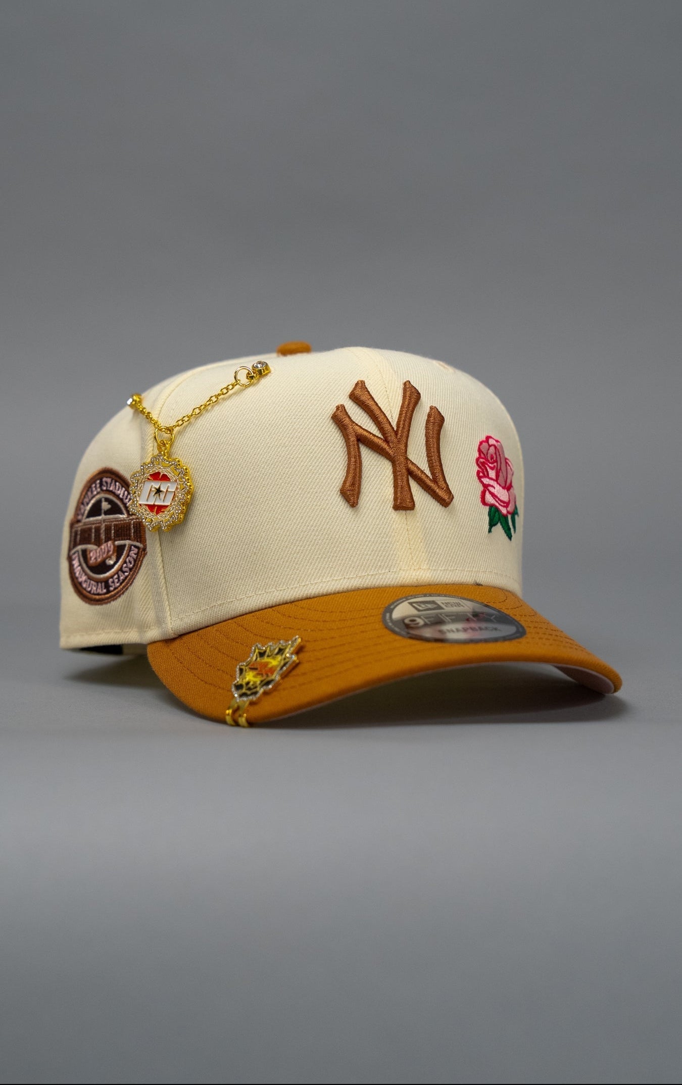 NEW ERA EXCLUSIVE 9FIFTY CHROME/KHAKI NEW YORK YANKEES SNAPBACK W/ 2009 INAUGURAL SEASON SIDE PATCH