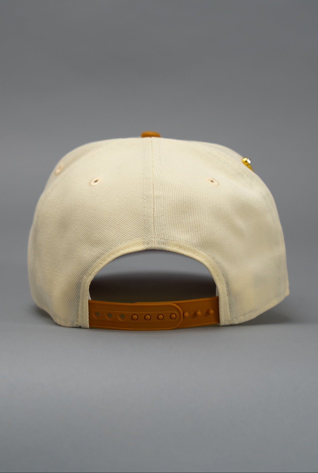NEW ERA EXCLUSIVE 9FIFTY CHROME/KHAKI NEW YORK YANKEES SNAPBACK W/ 2009 INAUGURAL SEASON SIDE PATCH
