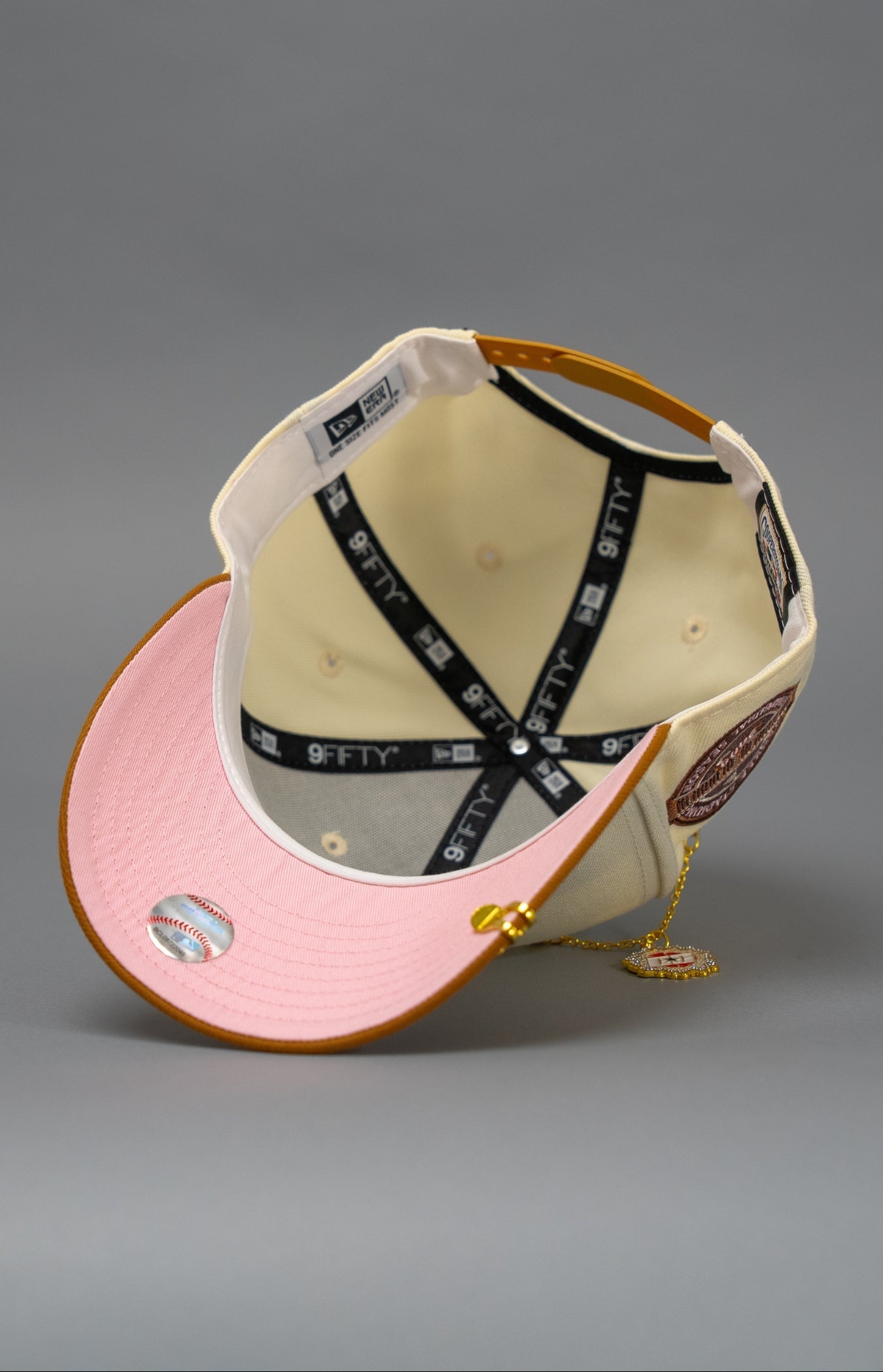 NEW ERA EXCLUSIVE 9FIFTY CHROME/KHAKI NEW YORK YANKEES SNAPBACK W/ 2009 INAUGURAL SEASON SIDE PATCH