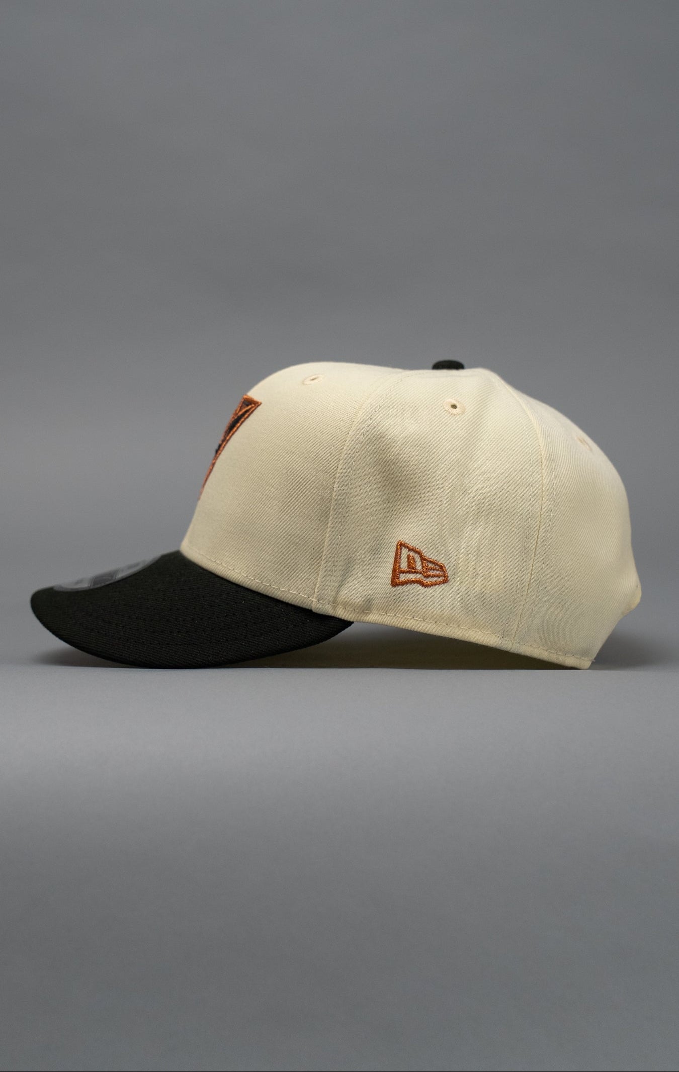NEW ERA EXCLUSIVE 9FIFTY CHROME/BLACK UPSIDE DOWN ARIZONA DIAMNDBACKS SNAPBACK W/ WORLD SERIES SIDE PATCH