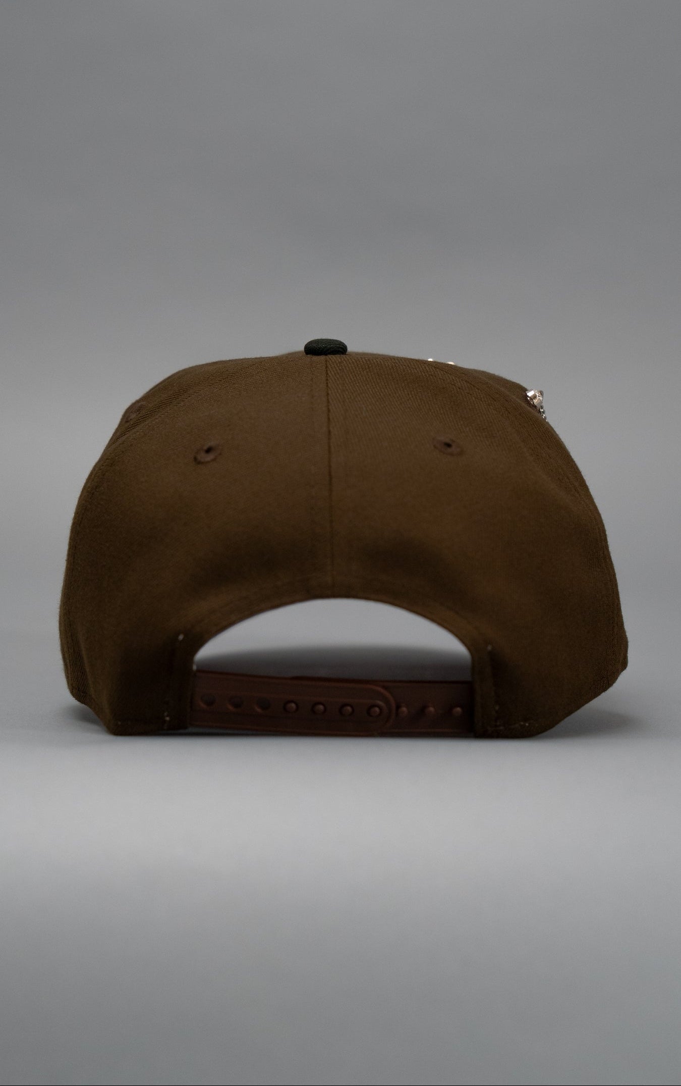 NEW ERA EXCLUSIVE 9FIFTY BROWN/BLACK ATLANTA BRAVES SNAPBACK W/ 1999 WORLD SERIES SIDE PATCH