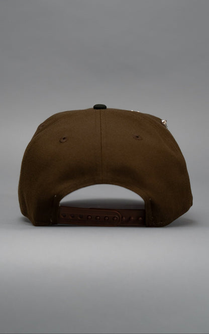 NEW ERA EXCLUSIVE 9FIFTY BROWN/BLACK ATLANTA BRAVES SNAPBACK W/ 1999 WORLD SERIES SIDE PATCH