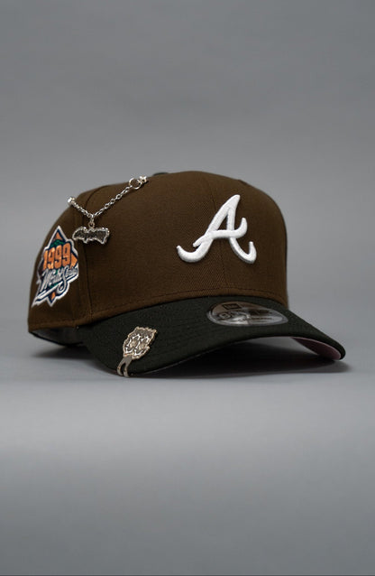 NEW ERA EXCLUSIVE 9FIFTY BROWN/BLACK ATLANTA BRAVES SNAPBACK W/ 1999 WORLD SERIES SIDE PATCH