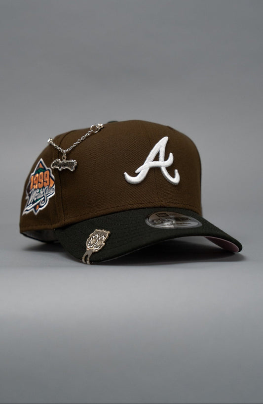 NEW ERA EXCLUSIVE 9FIFTY BROWN/BLACK ATLANTA BRAVES SNAPBACK W/ 1999 WORLD SERIES SIDE PATCH