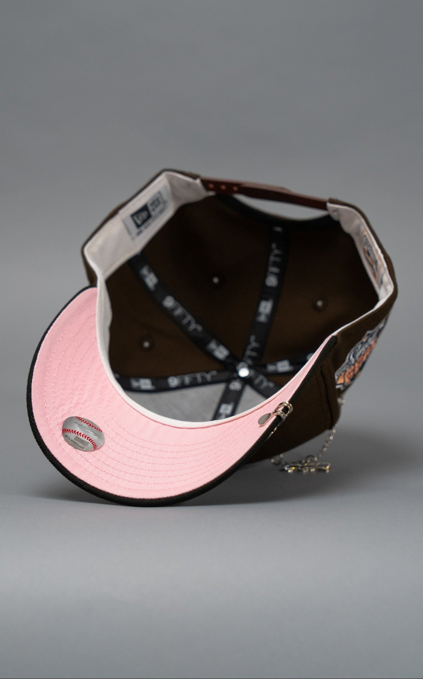 NEW ERA EXCLUSIVE 9FIFTY BROWN/BLACK ATLANTA BRAVES SNAPBACK W/ 1999 WORLD SERIES SIDE PATCH