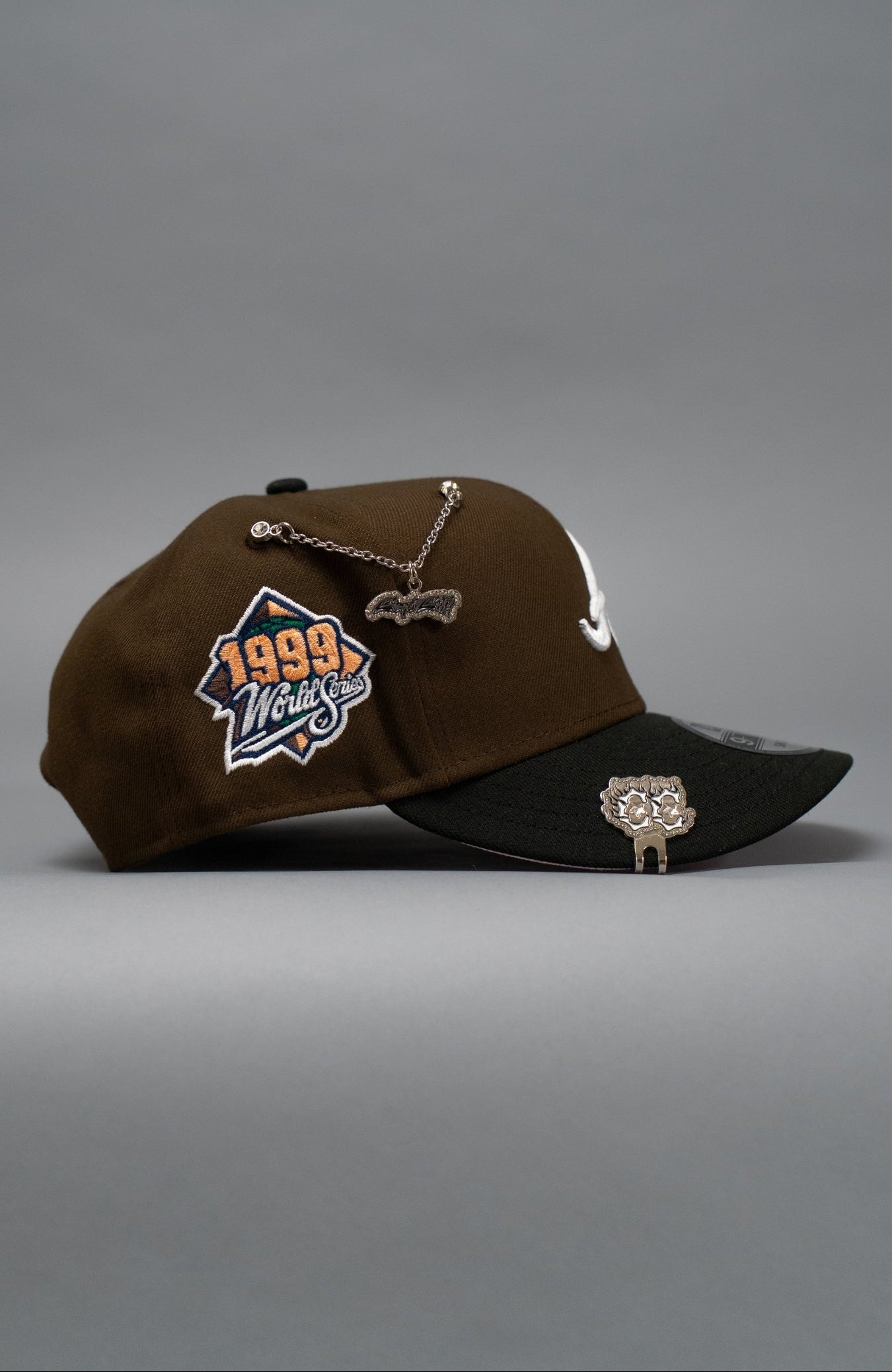 NEW ERA EXCLUSIVE 9FIFTY BROWN/BLACK ATLANTA BRAVES SNAPBACK W/ 1999 WORLD SERIES SIDE PATCH