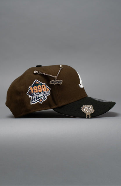 NEW ERA EXCLUSIVE 9FIFTY BROWN/BLACK ATLANTA BRAVES SNAPBACK W/ 1999 WORLD SERIES SIDE PATCH