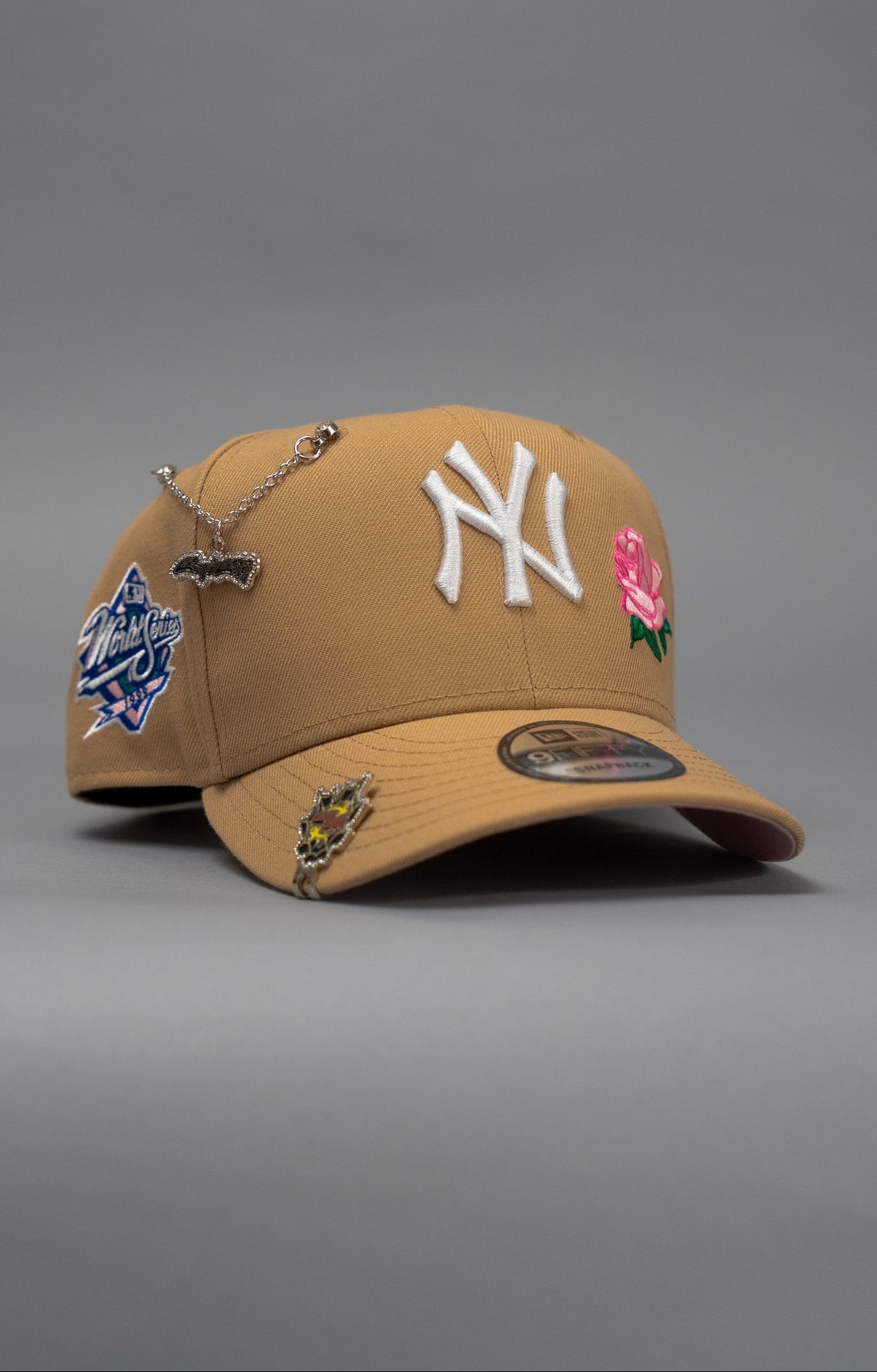 NEW ERA EXCLUSIVE 9FIFTY BEIGE NEW YORK YANKEES SNAPBACK W/ ROSE + WORLD SERIES SIDE PATCH