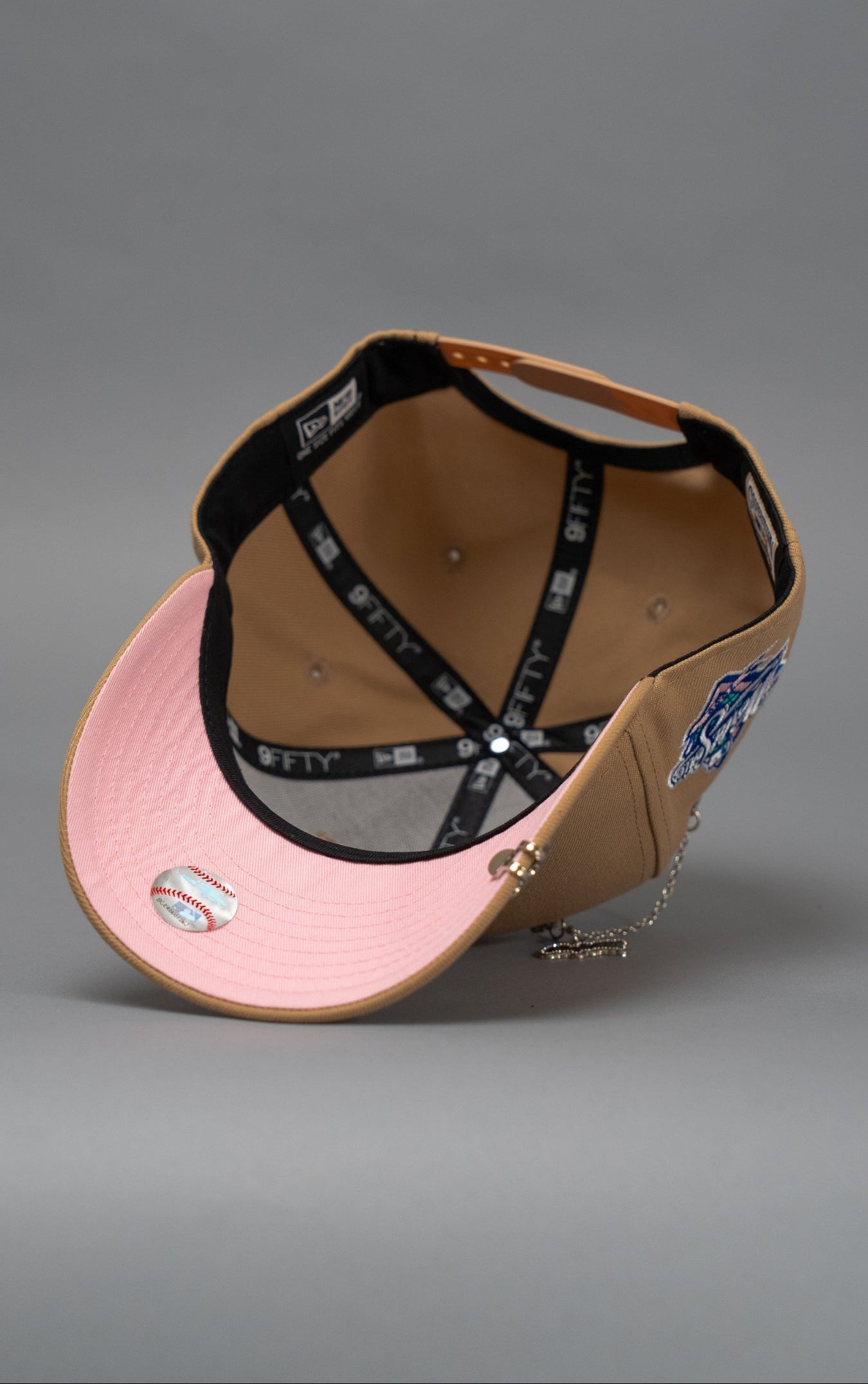 NEW ERA EXCLUSIVE 9FIFTY BEIGE NEW YORK YANKEES SNAPBACK W/ ROSE + WORLD SERIES SIDE PATCH