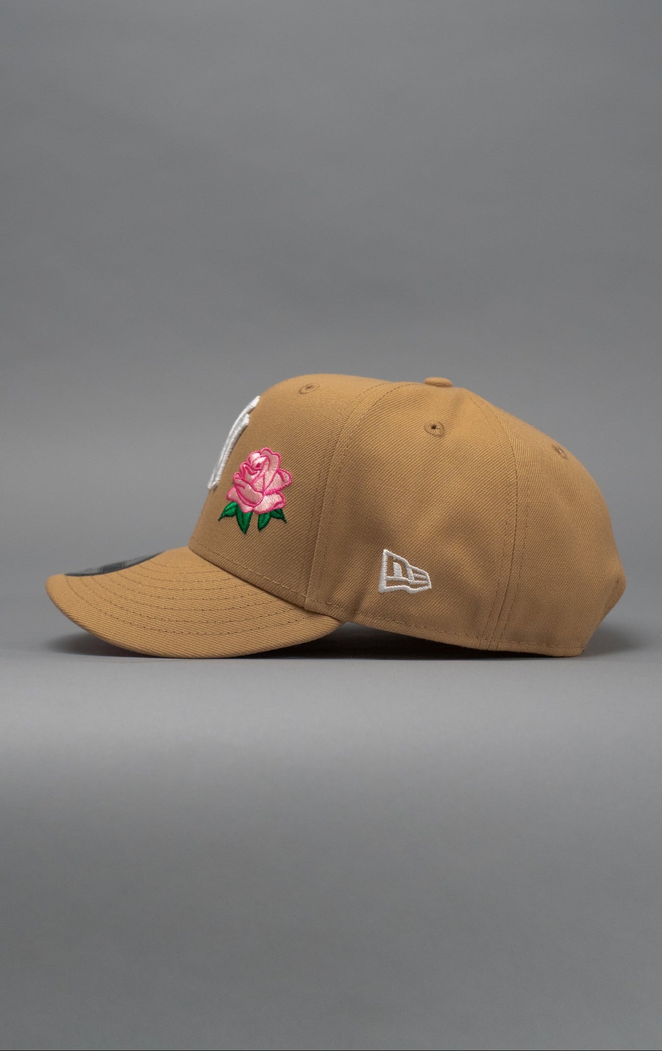 NEW ERA EXCLUSIVE 9FIFTY BEIGE NEW YORK YANKEES SNAPBACK W/ ROSE + WORLD SERIES SIDE PATCH