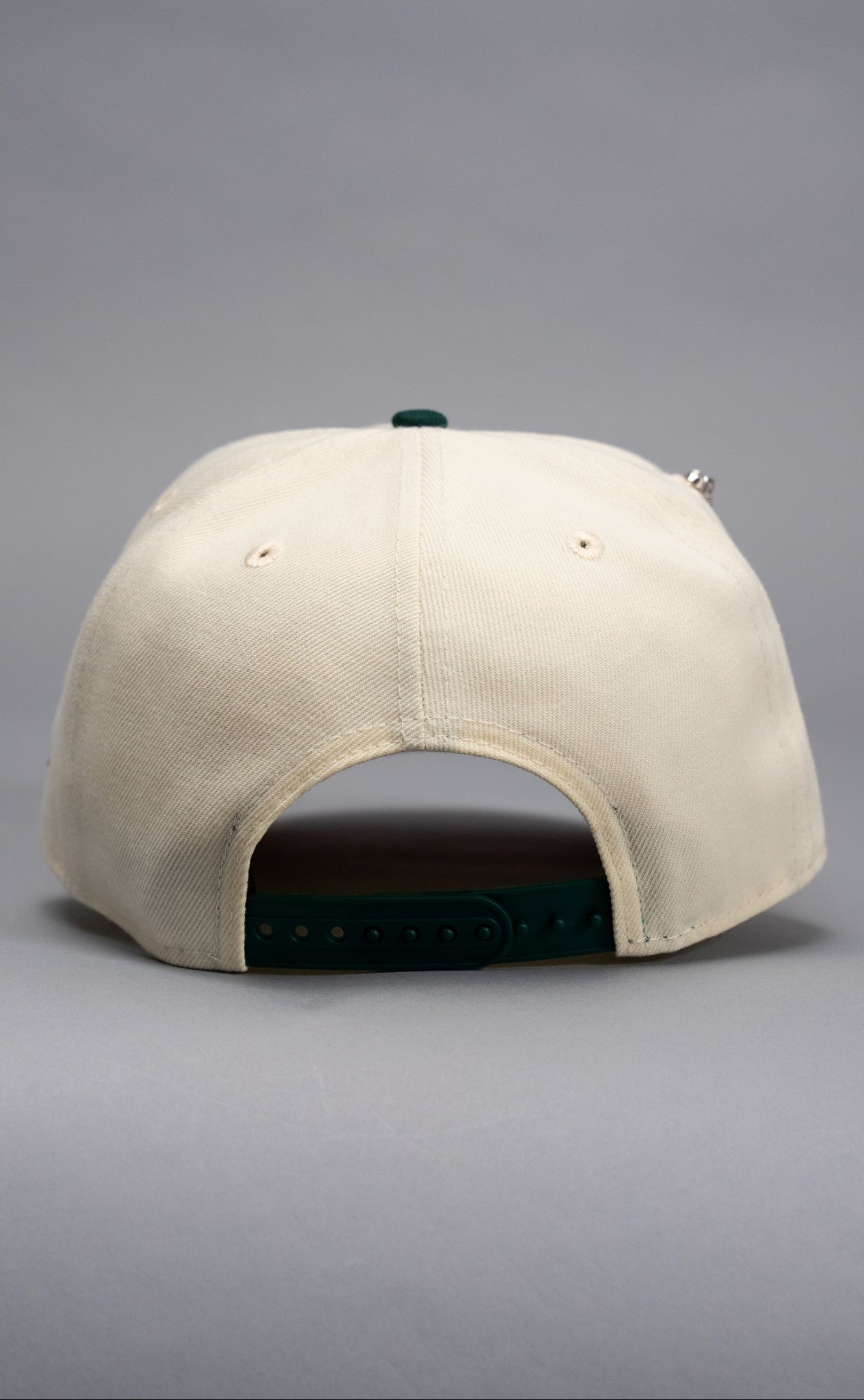 NEW ERA EXCLUSIVE 9FIFTY CHROME/FOREST GREEN NEW YORK YANKEES SNAPBACK W/ WORLD SERIES SIDE PATCH