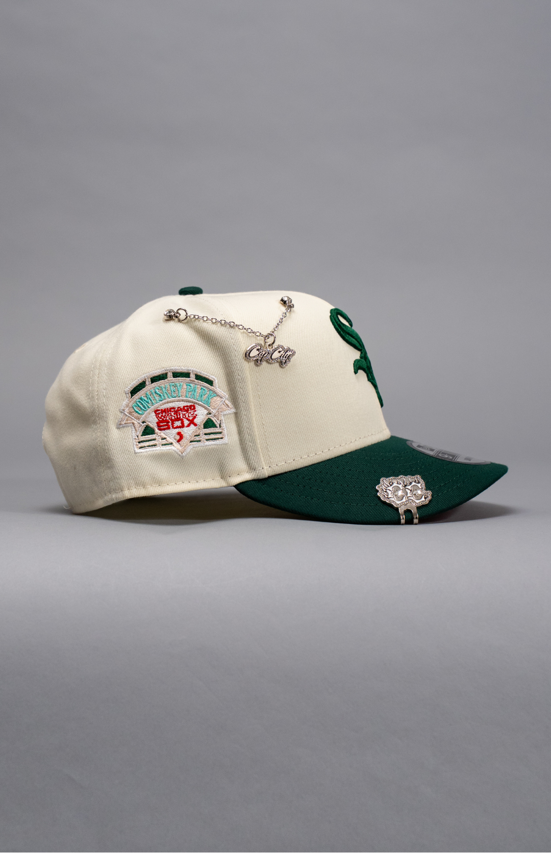 NEW ERA EXCLUSIVE 9FIFTY CHROME/FOREST GREEN CHICAGO WHITE SOX SNAPBACK W/ COMISKEY PARK SIDE PATCH