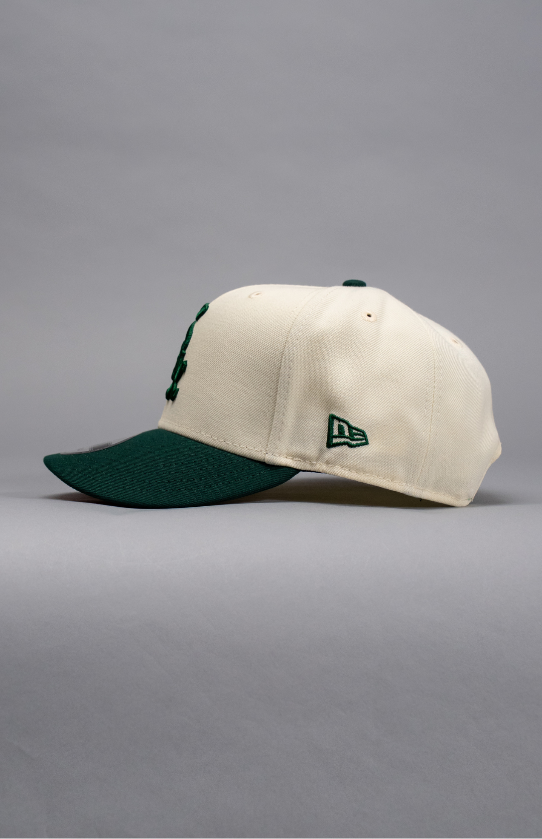 NEW ERA EXCLUSIVE 9FIFTY CHROME/FOREST GREEN CHICAGO WHITE SOX SNAPBACK W/ COMISKEY PARK SIDE PATCH