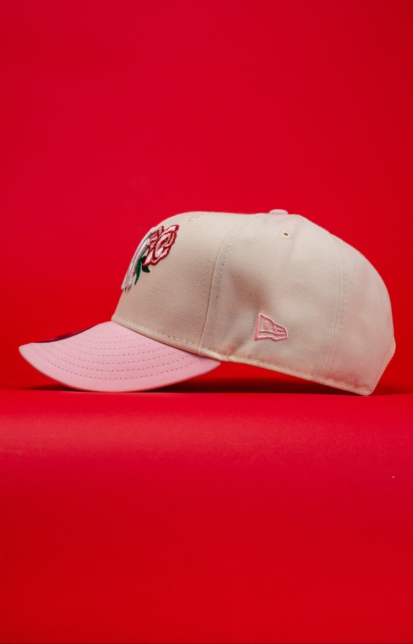 NEW ERA EXCLUSIVE 9FIFTY CHROME/PINK NEW YORK YANKEES SNAPBACK W/ ROSE + 1999 WORLD SERIES SIDE PATCH