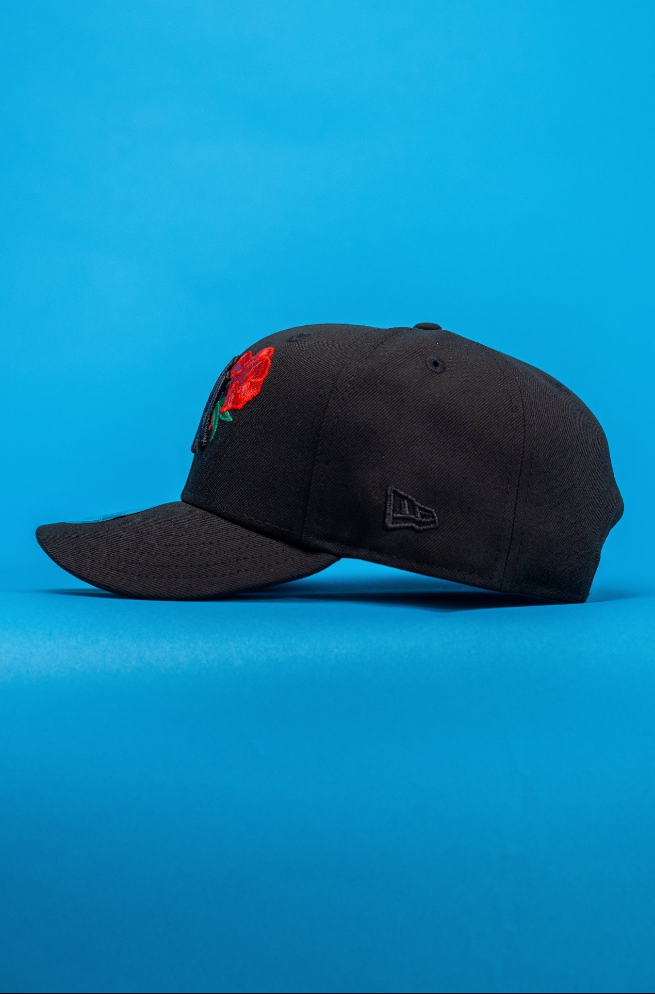 NEW ERA EXCLUSIVE 9FIFTY BLACKED OUT NEW YORK YANKEES SNAPBACK W/ ROSE + WORLD SERIES SIDE PATCH