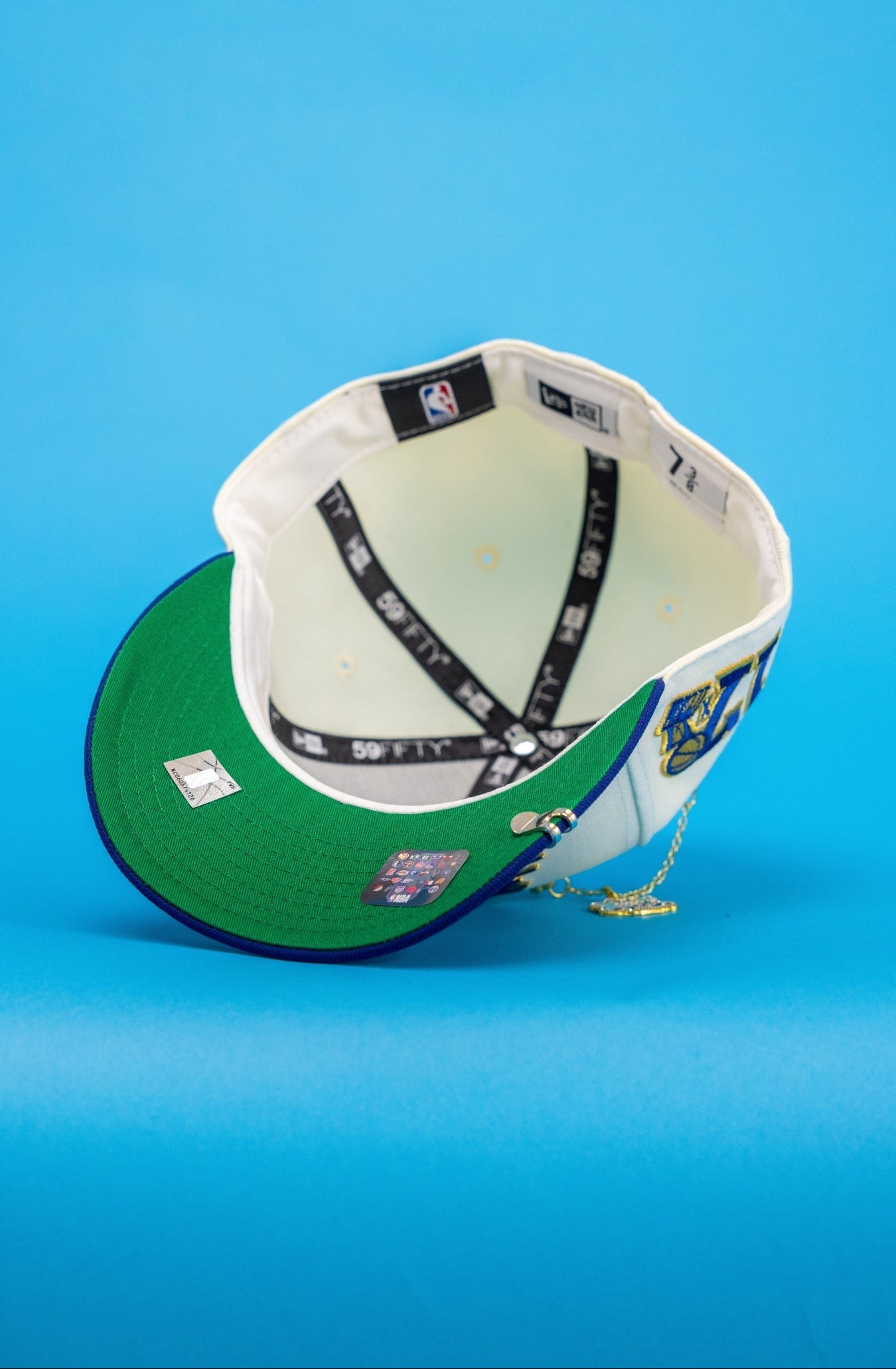 NEW ERA EXCLUSIVE 59FIFTY CHROME/BLUE LOS ANGELES LAKERS SCRIPT W/ 17X CHAMPIONS SIDE PATCH