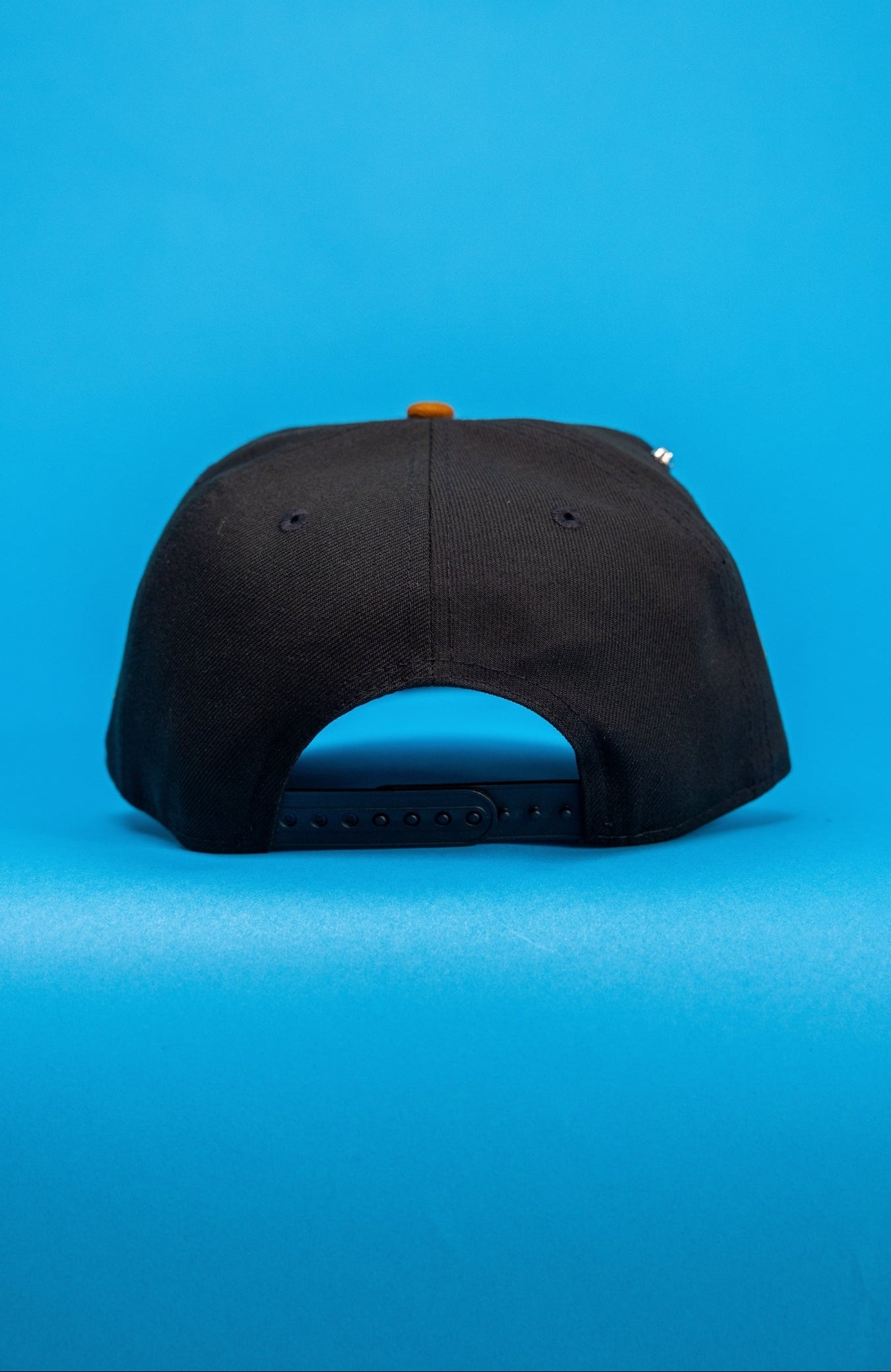 NEW ERA EXCLUSIVE 9FIFTY BLACK/KHAKI BOSTON RED SOX SNAPBACK W/ OUTLINE + WORLD SERIES CHAMPIONS SIDE PATCH