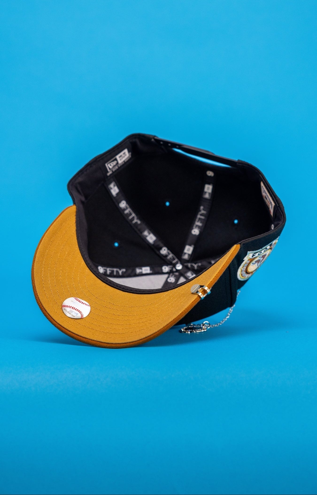 NEW ERA EXCLUSIVE 9FIFTY BLACK/KHAKI BOSTON RED SOX SNAPBACK W/ OUTLINE + WORLD SERIES CHAMPIONS SIDE PATCH