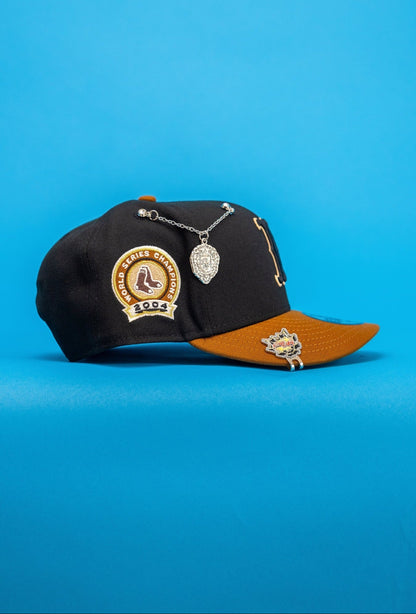 NEW ERA EXCLUSIVE 9FIFTY BLACK/KHAKI BOSTON RED SOX SNAPBACK W/ OUTLINE + WORLD SERIES CHAMPIONS SIDE PATCH