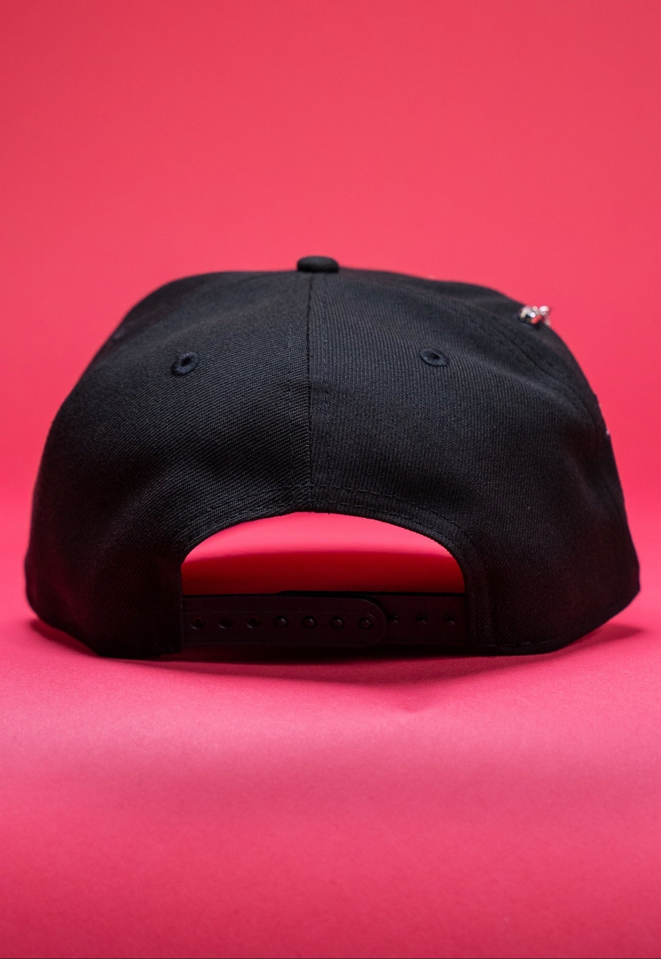 NEW ERA EXCLUSIVE 9FIFTY BLACK ATLANTA BRAVES SNAPBACK W/ ROSE + 2000 ALL STAR GAME SIDE PATCH