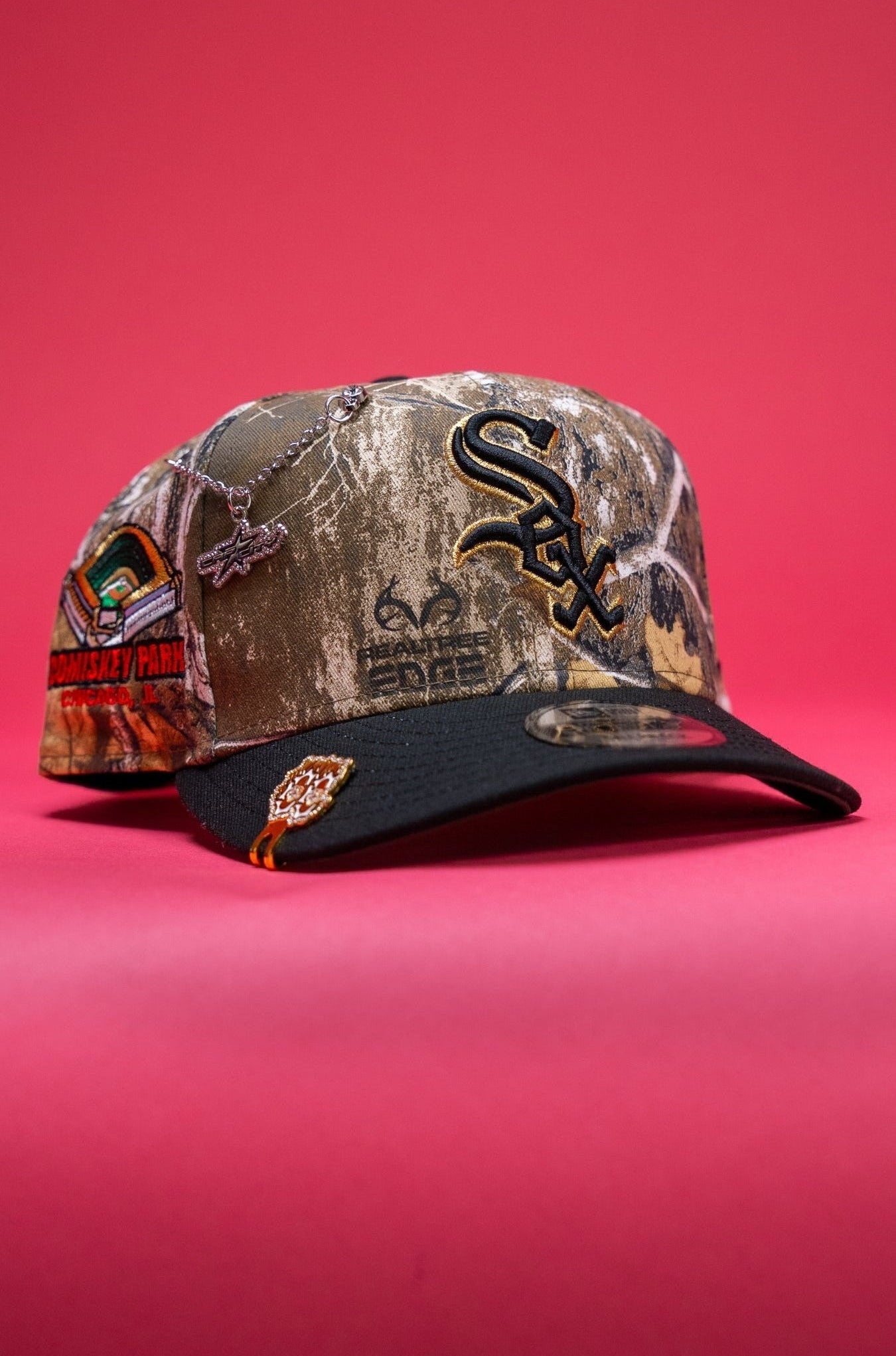NEW ERA EXCLUSIVE 9FIFTY REALTREE CHICAGO WHITE SOX SNAPBACK W/ COMISKEY PARK SIDE PATCH