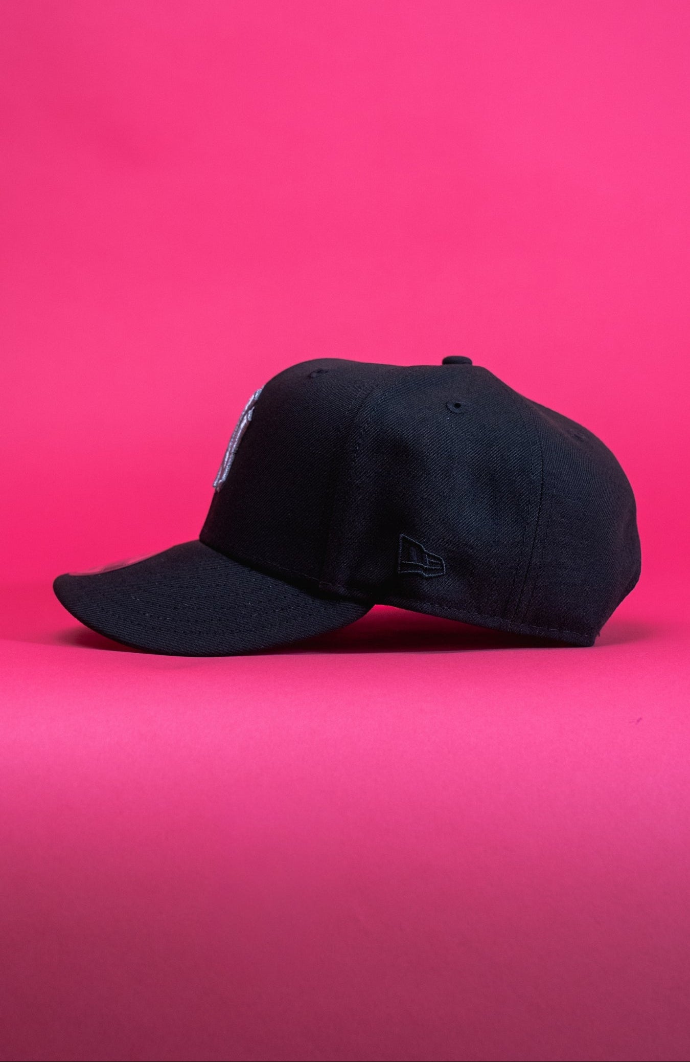 NEW ERA EXCLUSIVE 9FIFTY BLACK NEW YORK YANKEES SNAPBACK W/ 1999 WORLD SERIES SIDE PATCH