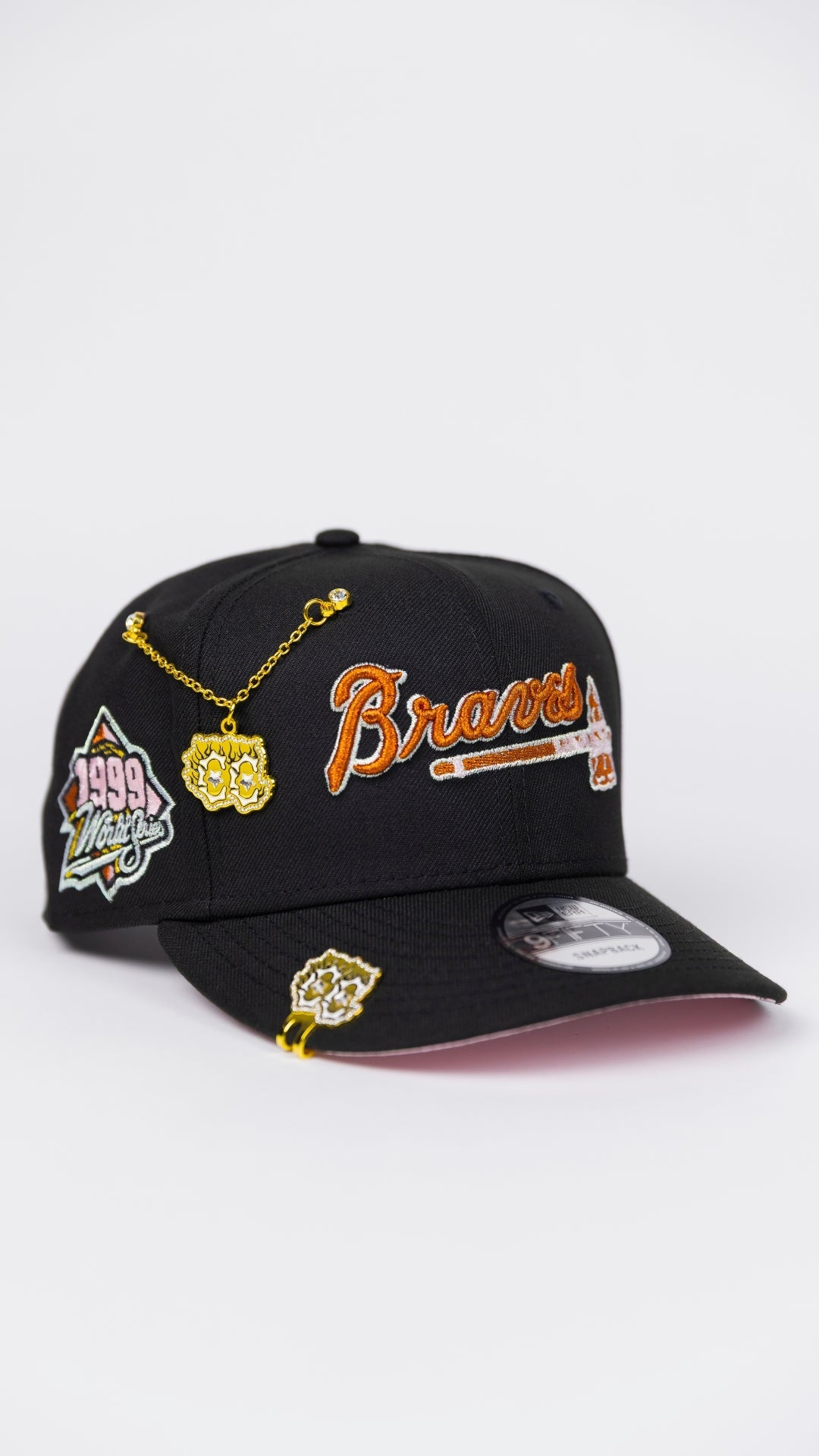 NEW ERA EXCLUSIVE 9FIFTY BLACK ATLANTA BRAVES SCRIPT SNAPBACK W/ 1999 WORLD SERIES SIDE PATCH