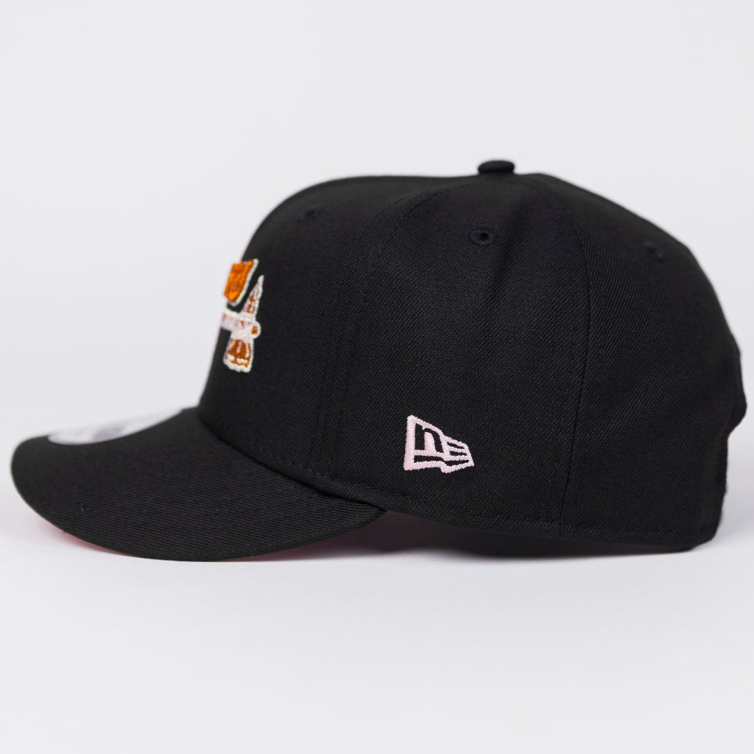 NEW ERA EXCLUSIVE 9FIFTY BLACK ATLANTA BRAVES SCRIPT SNAPBACK W/ 1999 WORLD SERIES SIDE PATCH