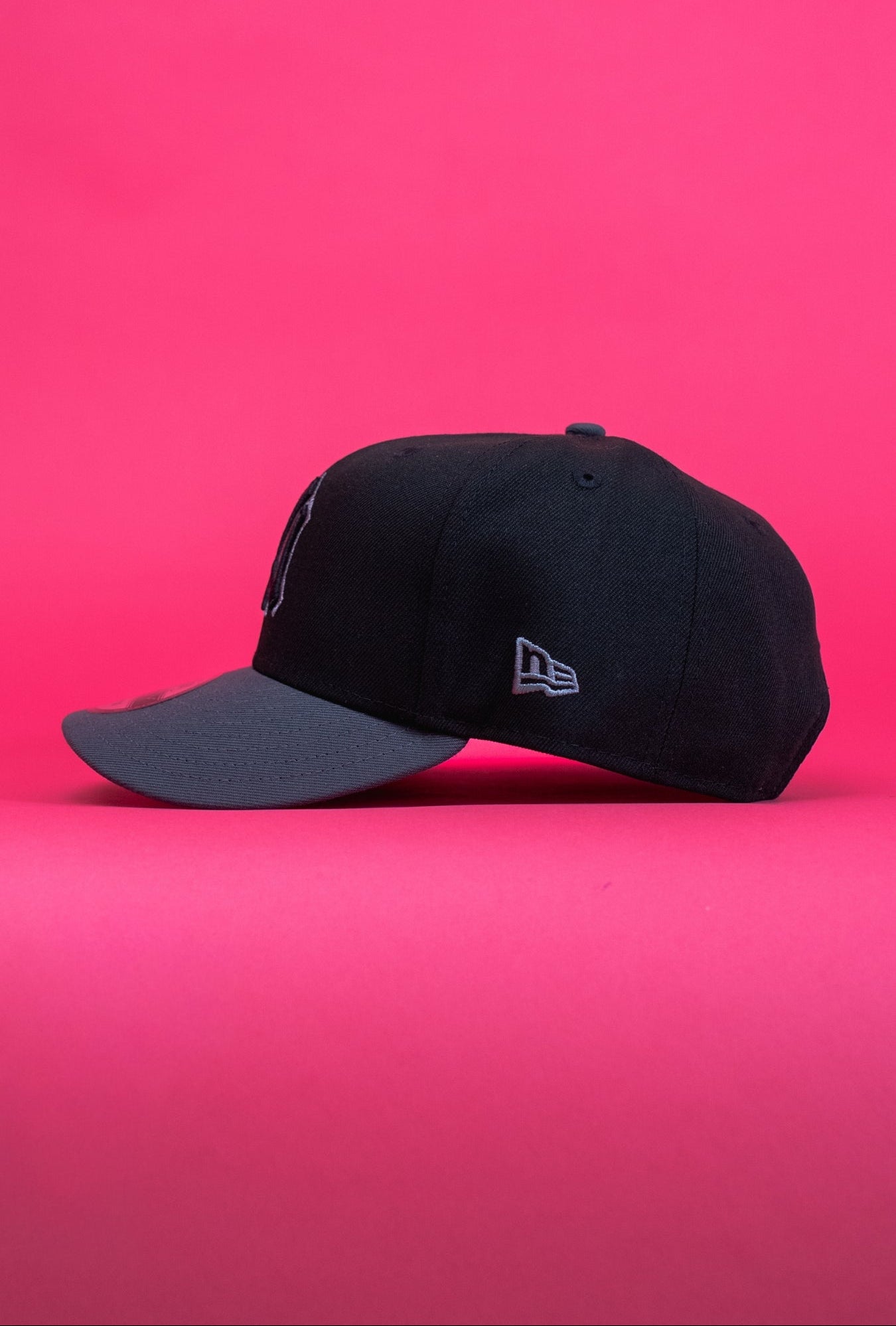 NEW ERA EXCLUSIVE 9FIFTY BLACK/GREY NEW YORK YANKEES SNAPBACK W/ 1999 WORLD SERIES SIDE PATCH